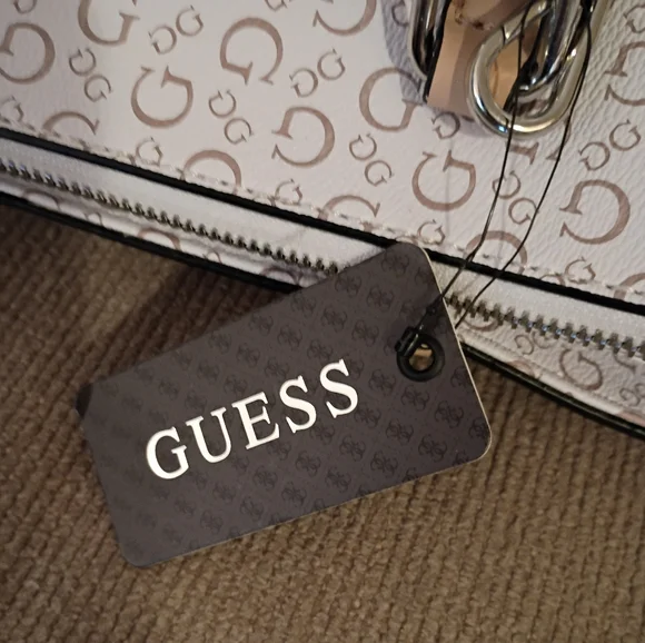 GUESS Handbag NWT Sacrifice Sale!! - Picture 7 of 9